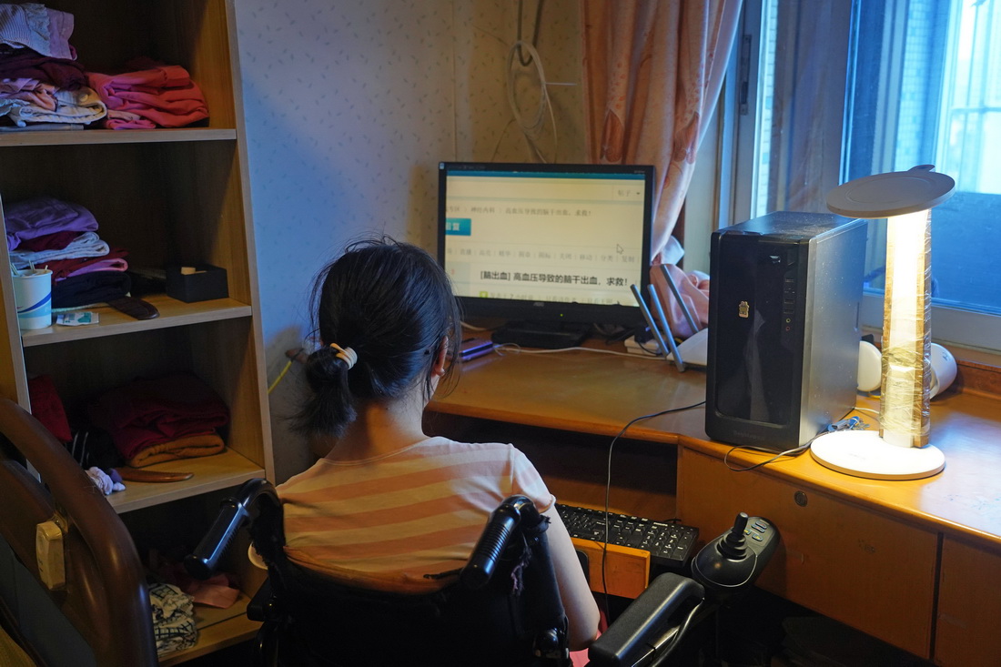王磊在家中通過網上論壇互動，回復病友的問題（8月23日攝）。新華社記者 萬象 攝