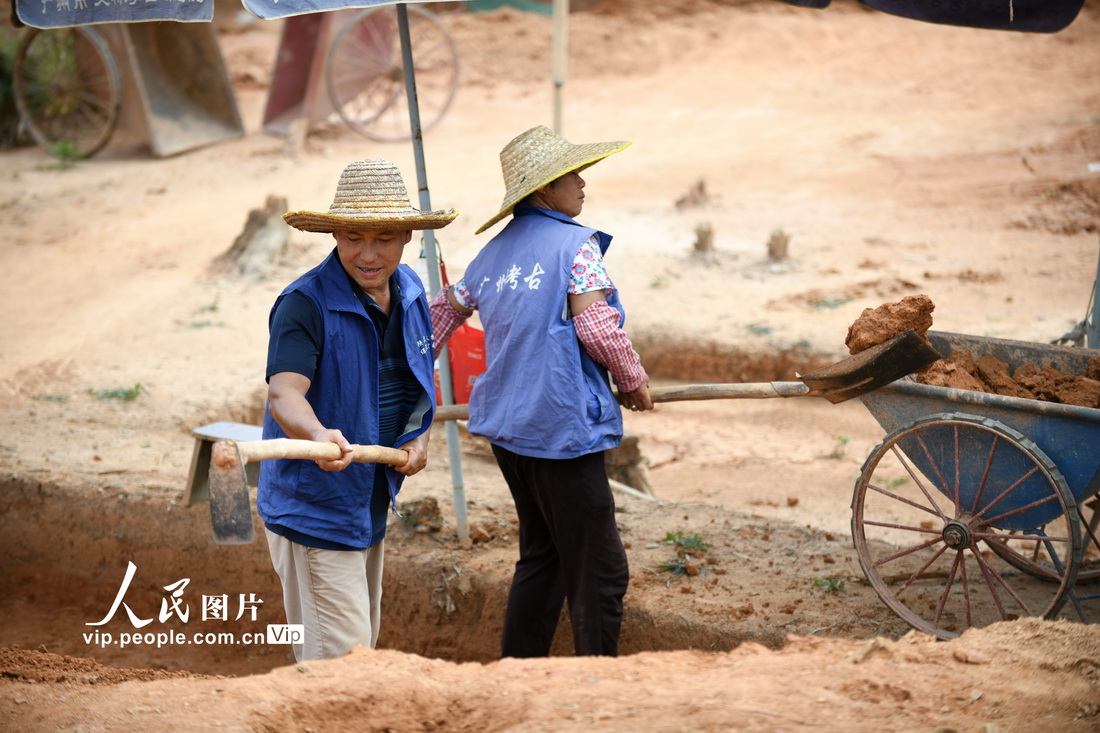 8月27日，廣州欖園嶺遺址，工作人員在考古發掘現場進行清理工作。