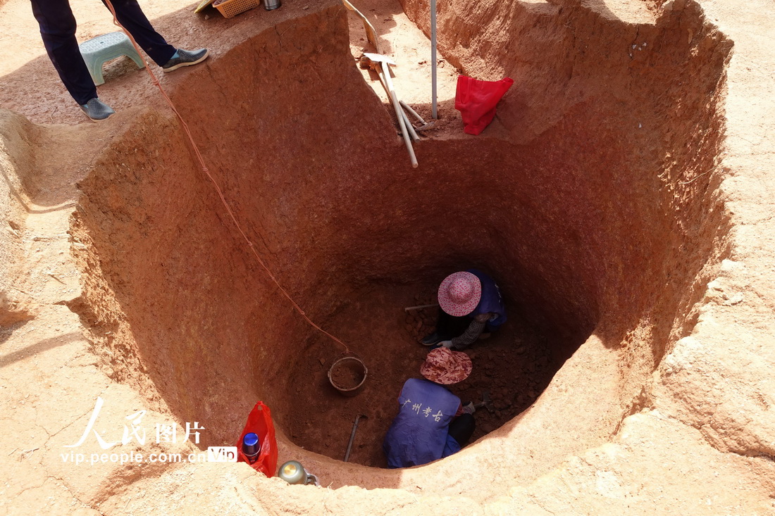 8月27日，廣州欖園嶺遺址，工作人員在考古發掘現場進行清理工作。