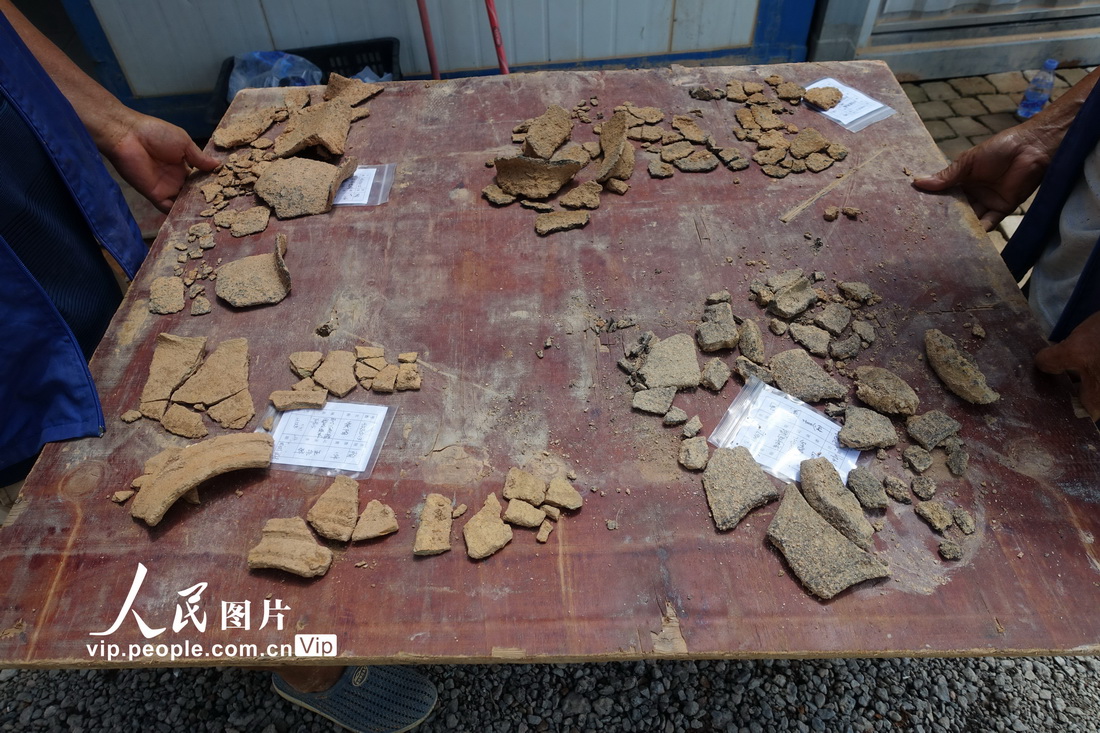 8月27日，廣州欖園嶺遺址現場，工作人員將發掘出來的器物入庫。
