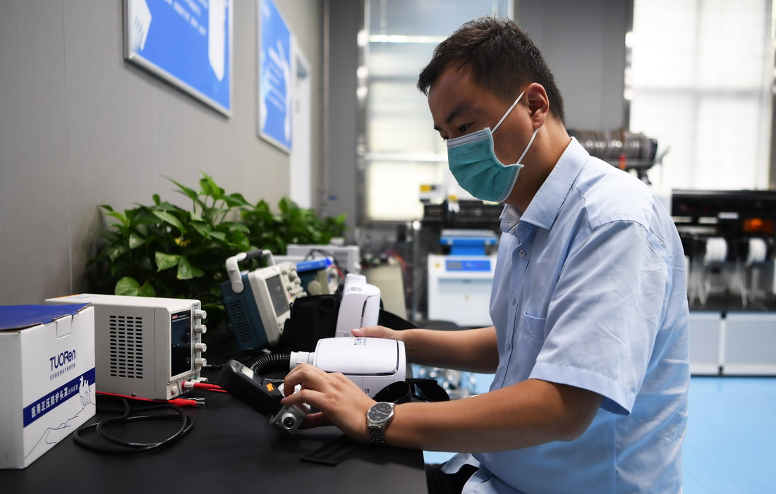 8月26日，在河南新鄉長垣市，駝人集團結構工程師左勇魁在實驗室中測試“空調防護服”送風系統的風量大小。