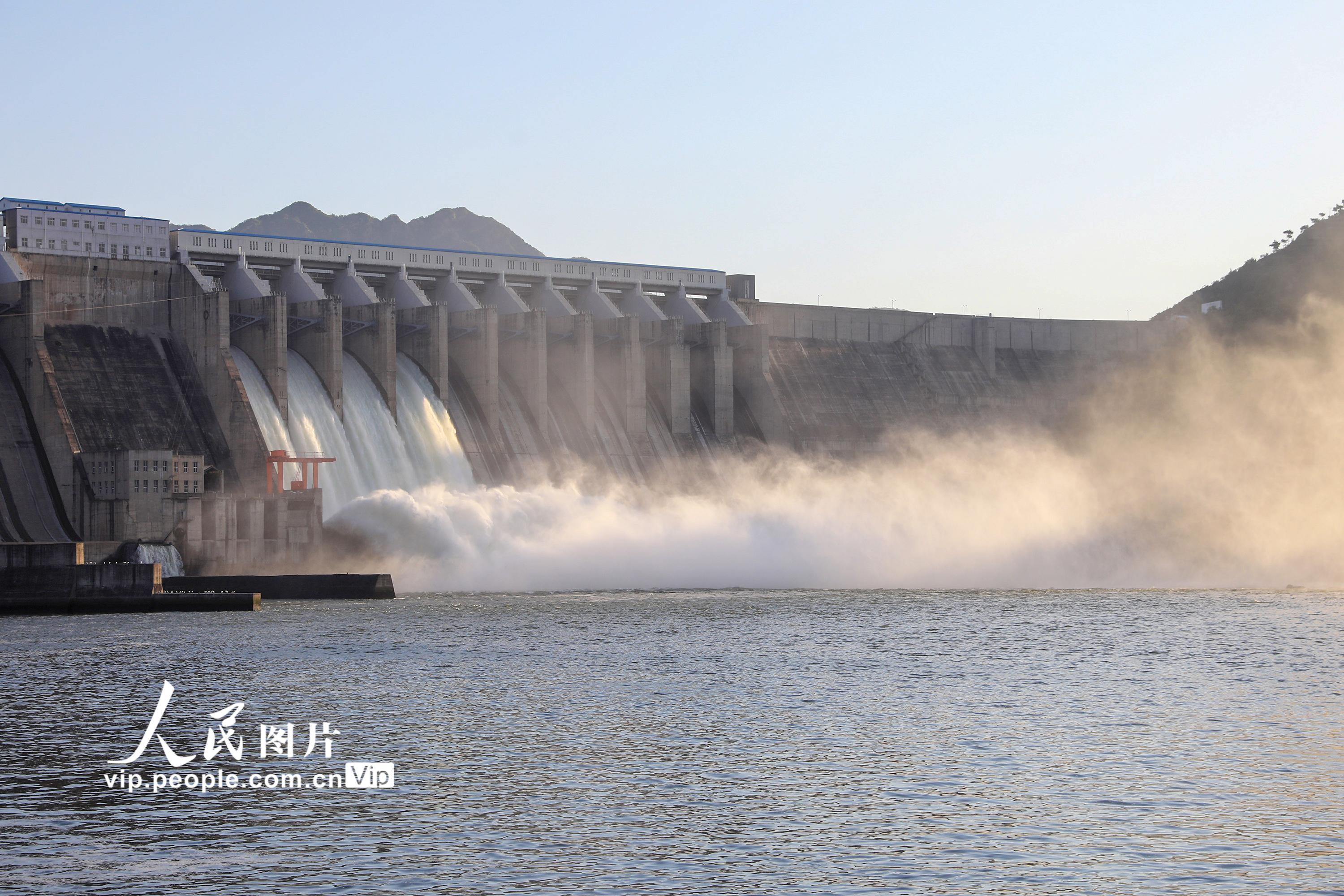 2021年8月28日，河北省唐山市遷西縣潘家口水庫大壩泄洪放水。