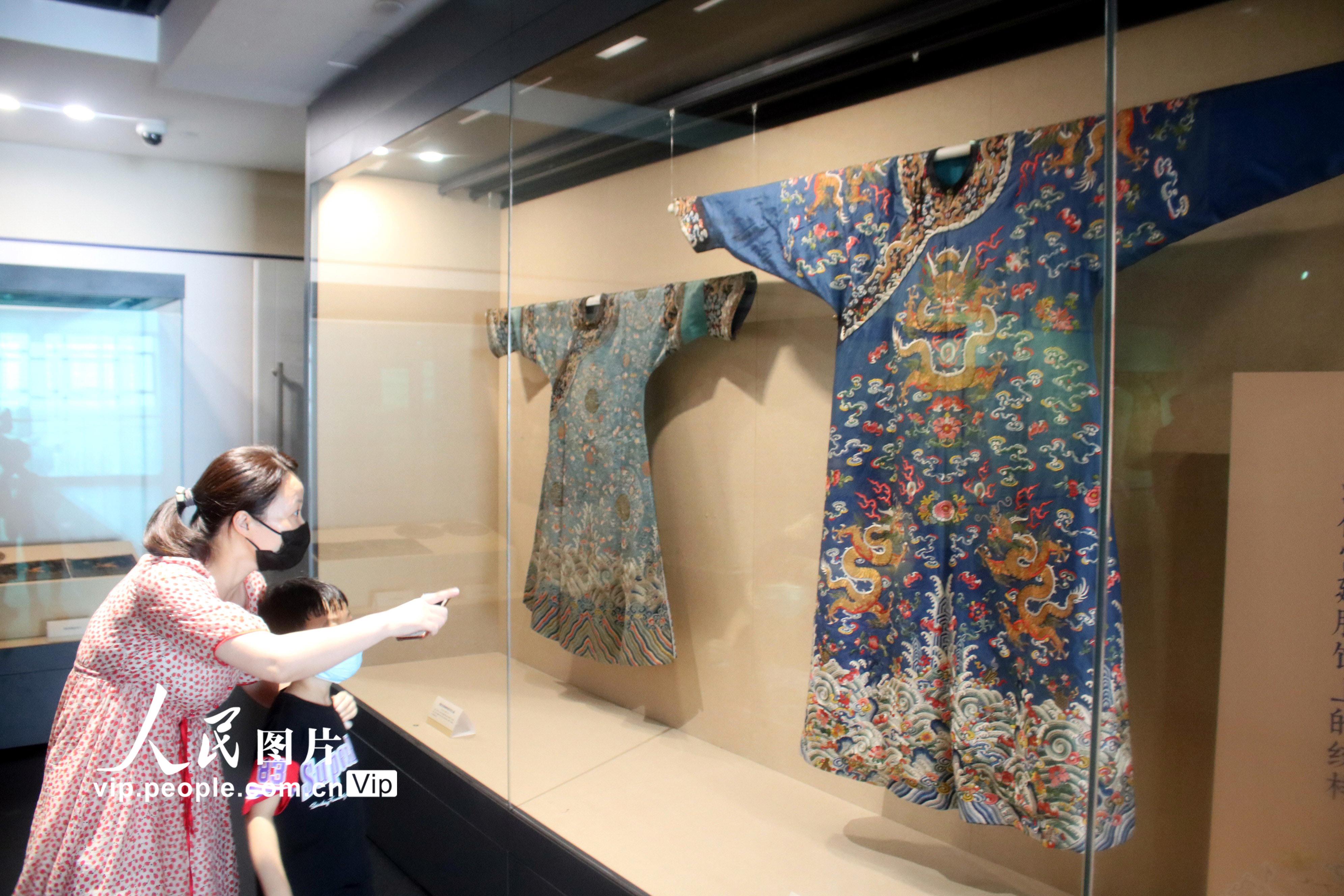 30余件（套）清代宮廷服飾在江蘇蘇州絲綢博物館展出