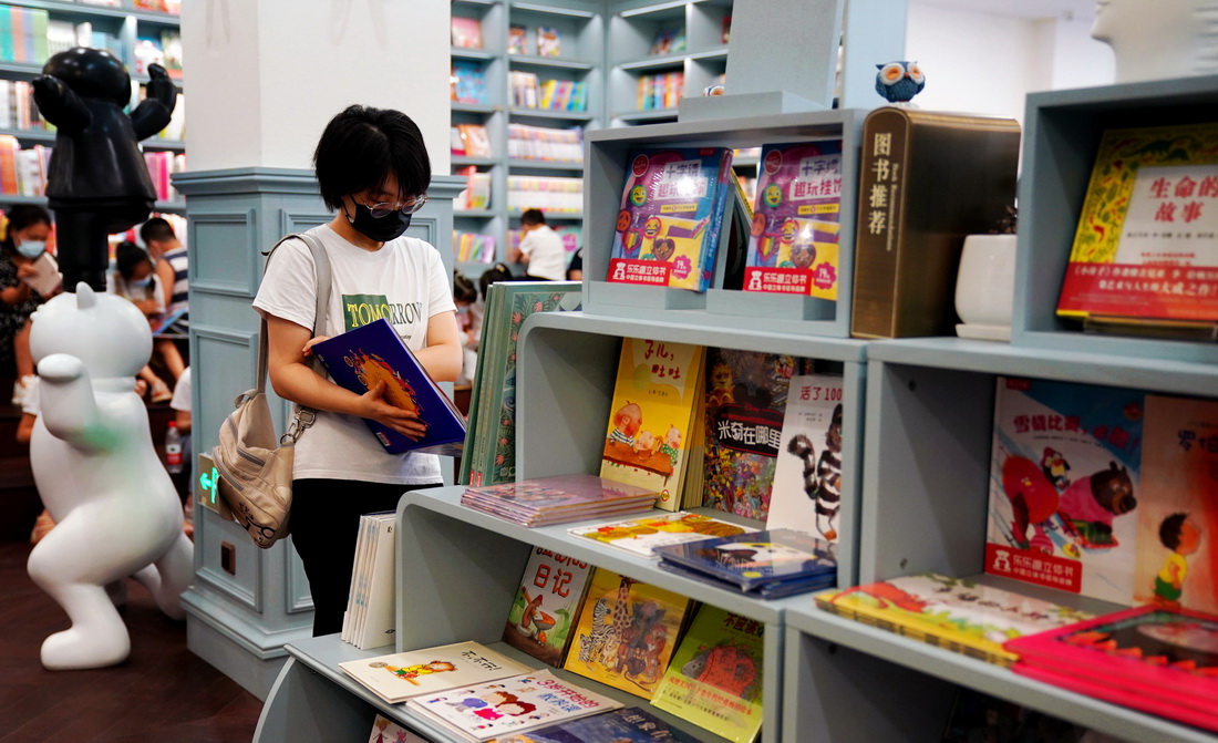 讀者在西安鐘樓書店內閱讀（8月27日攝）。新華社記者 劉瀟 攝