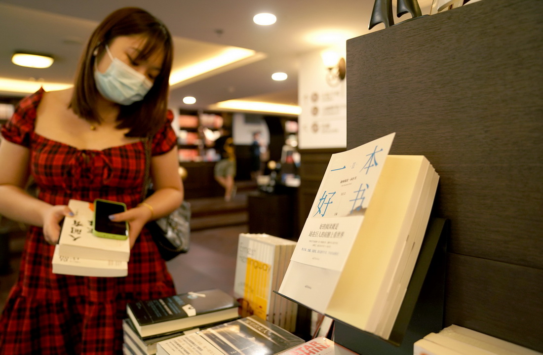 讀者在西安鐘樓書店內（8月25日攝）。新華社記者 劉瀟 攝