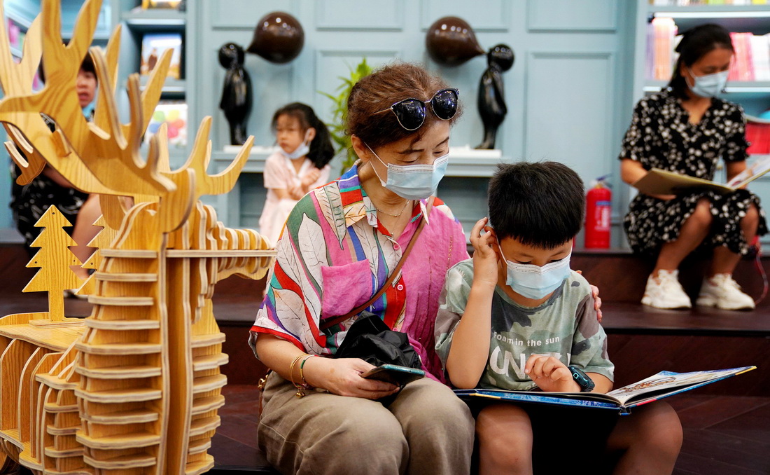 讀者在西安鐘樓書店內閱讀（8月27日攝）。新華社記者 劉瀟 攝