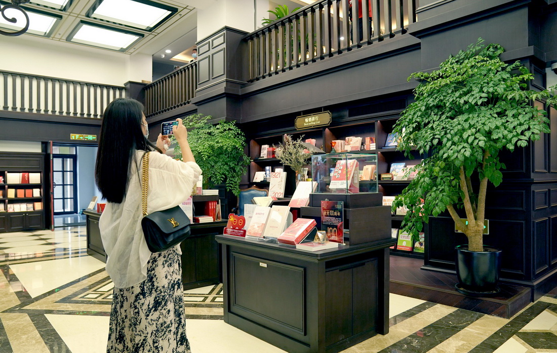 讀者在西安鐘樓書店內（8月25日攝）。新華社記者 劉瀟 攝