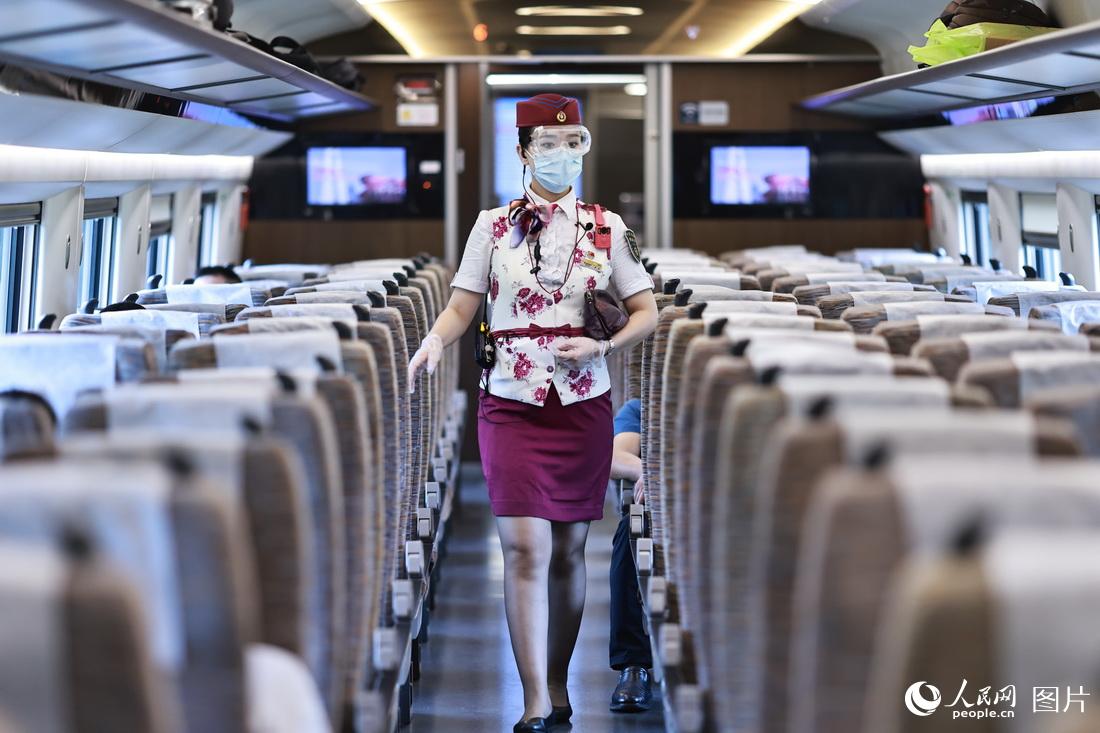 2021年8月24日，成渝城際復興號列車開車后，李絲正在巡視車廂。蘇志剛攝