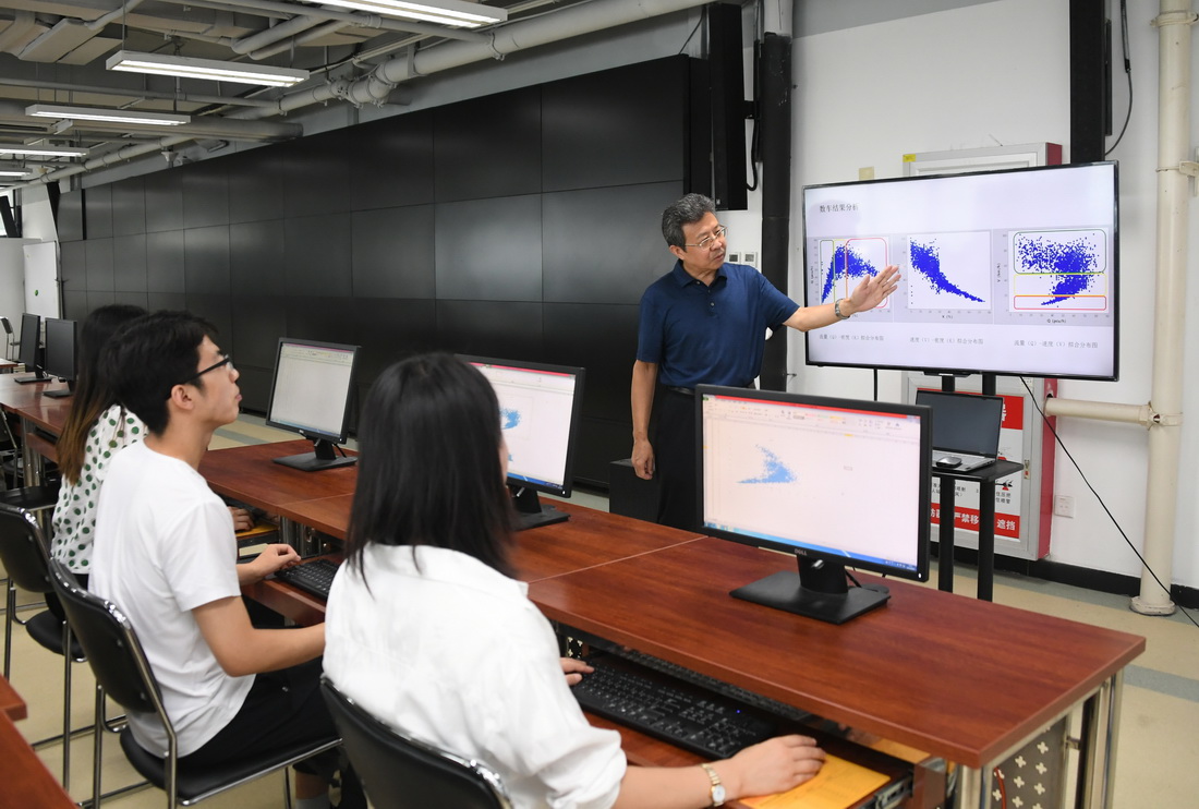 8月30日，在北京交通大学交通大数据实验室，邵春福（右）讲解数车数据分析结果。