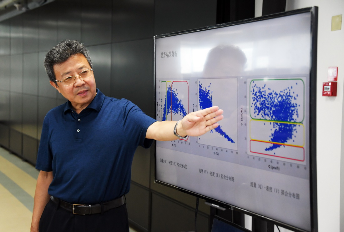 8月30日，在北京交通大学交通大数据实验室，邵春福讲解数车数据分析结果。