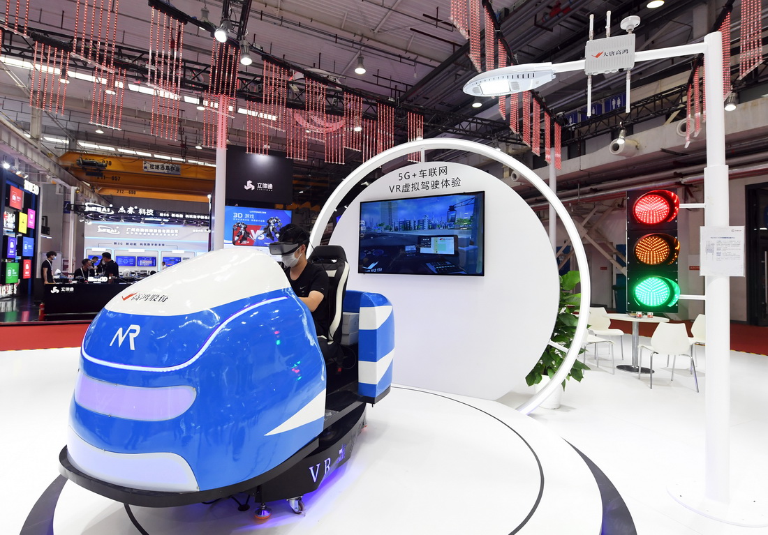 8月31日, 在2021世界5G大會展覽現場，媒體從業人員體驗5G+車聯網VR虛擬駕駛。