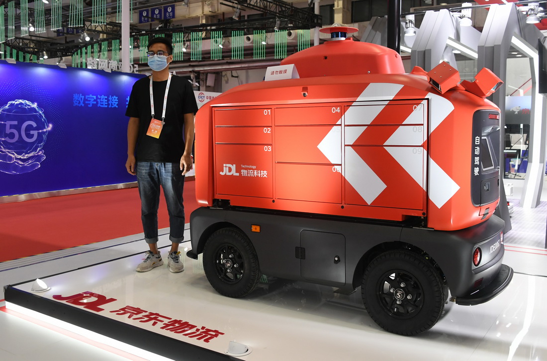這是8月31日在2021世界5G大會展覽現場拍攝的智能快遞車。