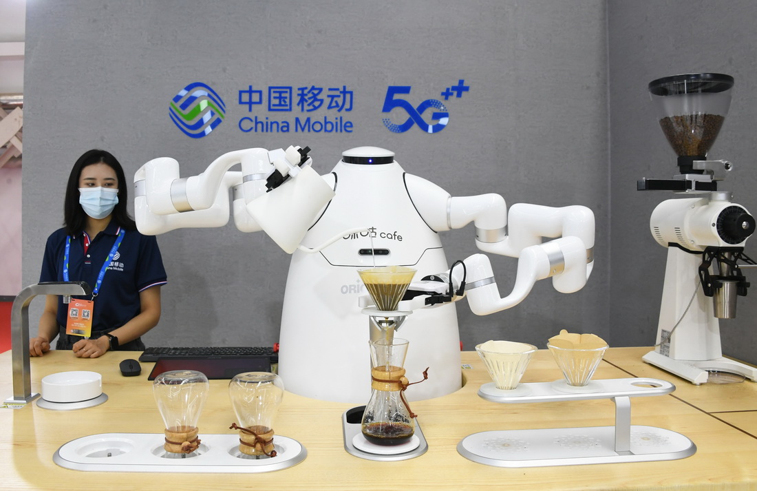 8月31日在2021世界5G大會展覽現場拍攝的咖啡機器人。