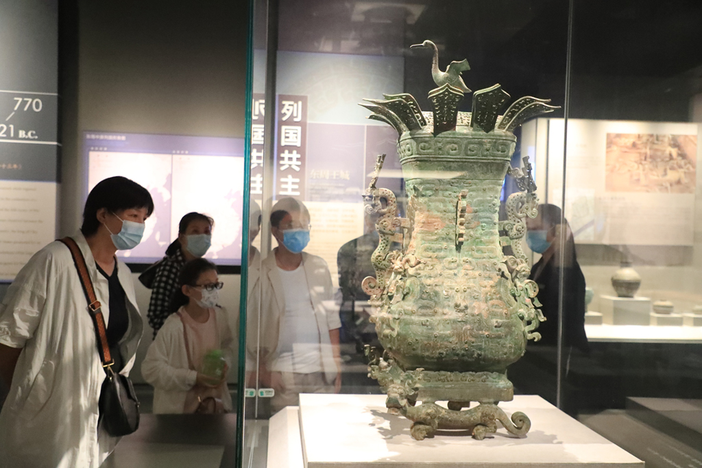8月31日，河南博物院恢復開館，游客們參觀欣賞展品。