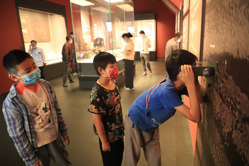 8月31日，河南博物院恢復開館，游客們參觀欣賞展品。