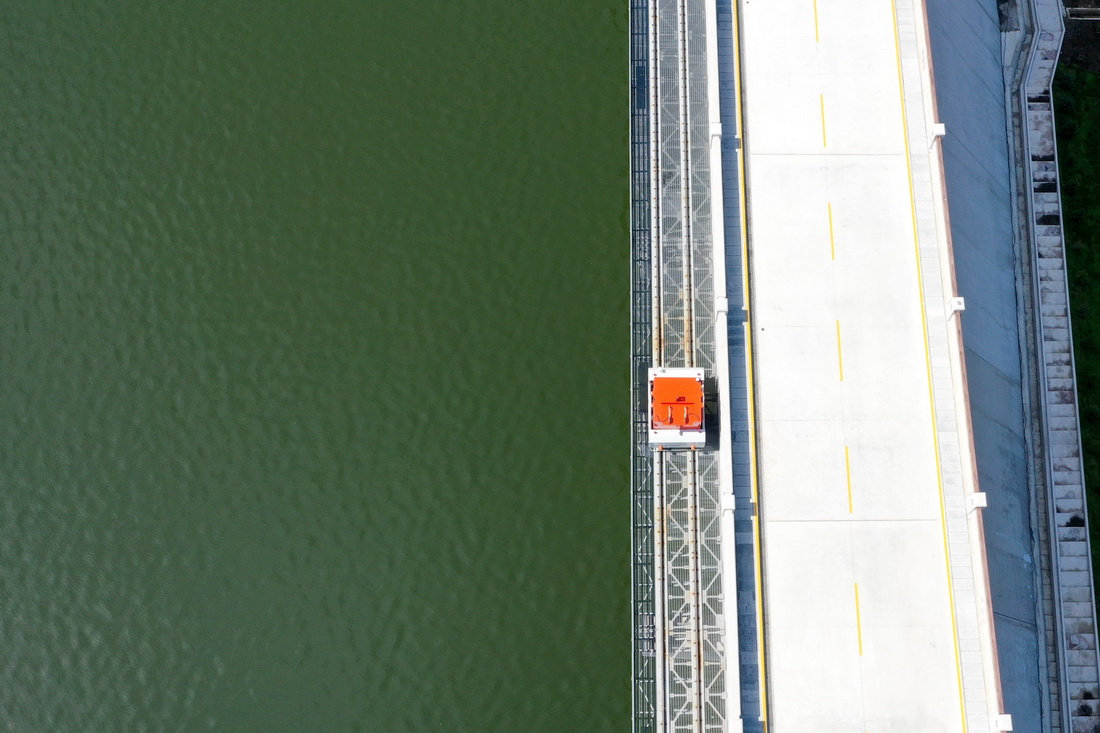 8月31日，运鱼车运载着运鱼箱（橙色部分）行驶在轨道上（无人机照片）。新华社记者 颜麟蕴 摄