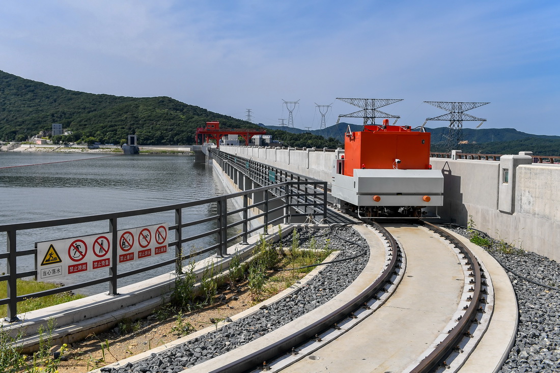 8月31日，运鱼车运载着运鱼箱（橙色部分）行驶在轨道上。新华社记者 张楠 摄