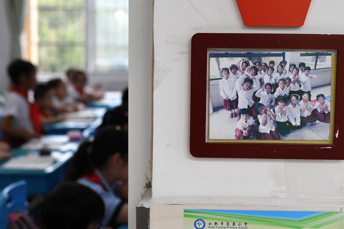 张清语所在的班级门口挂着两年前她（前排左二）和同学们的合影（9月1日摄）。
