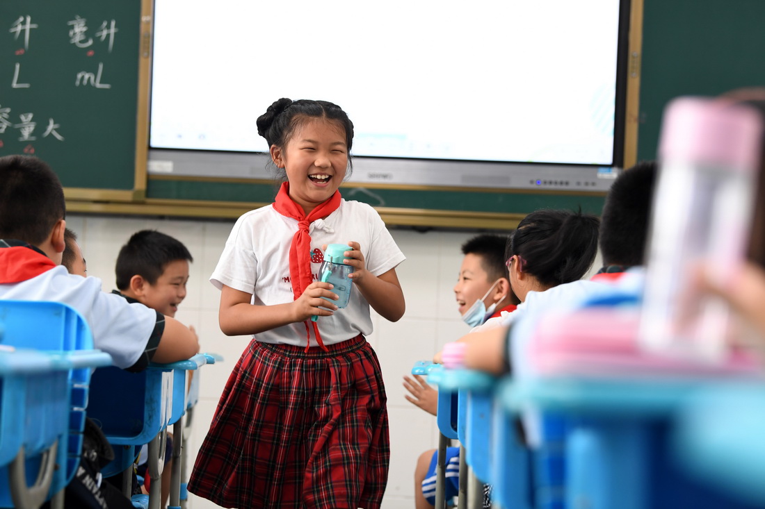 9月1日，在合肥市芙蓉小学，张清语和班里的同学在一起。