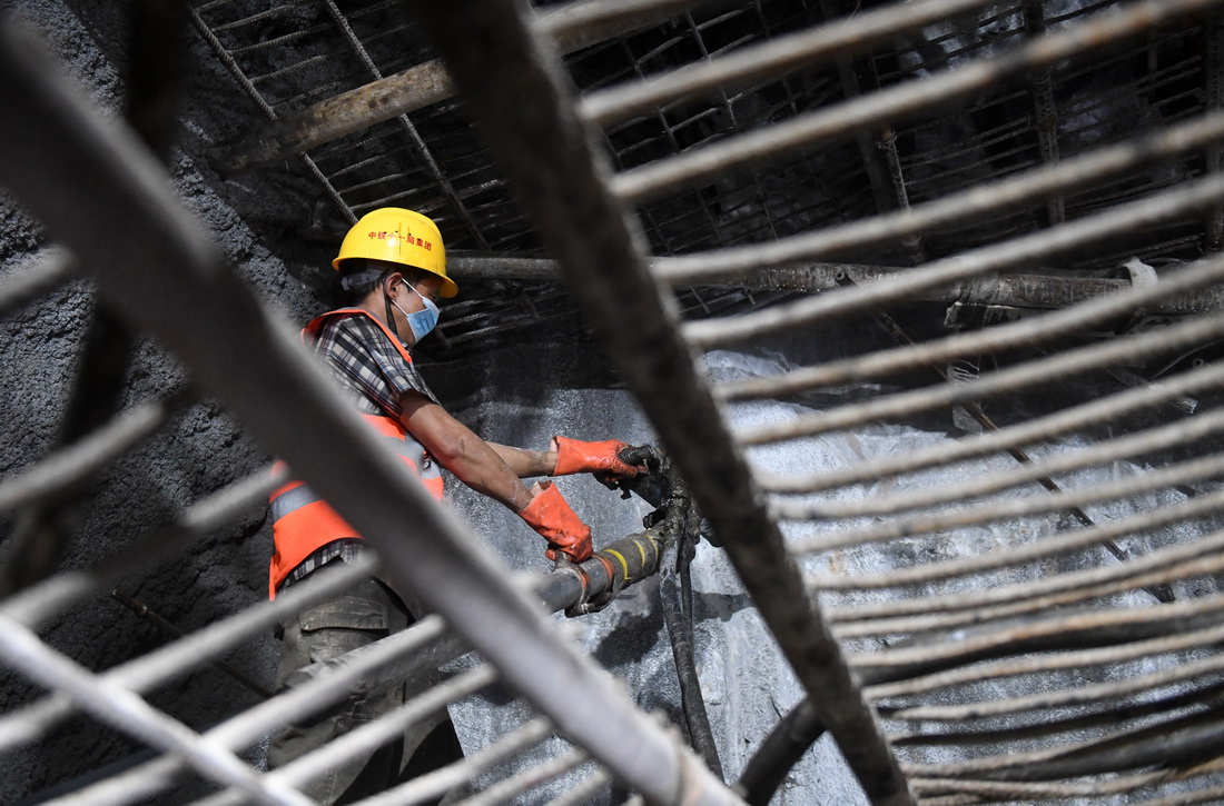 在贵南高铁广西都安隧道，中铁十一局工人在做贯通前最后一次爆破准备工作（9月1日摄）。新华社记者 陆波岸 摄