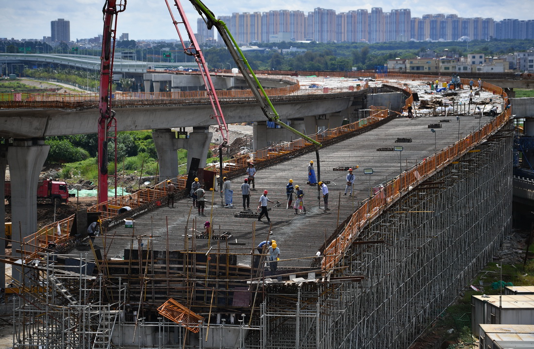 9月2日，工人在沈海高速海口段项目工地施工。