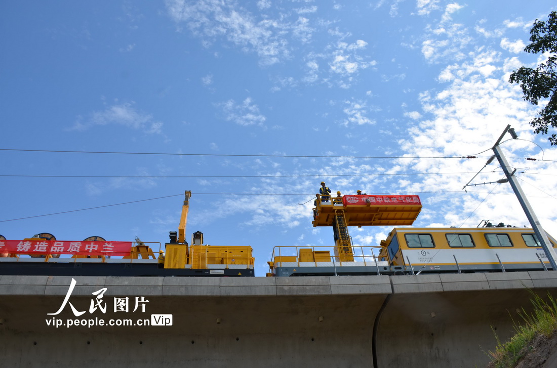 9月2日，甘肅省中鐵電氣化局建設者正在靖遠黃河特大橋架設中蘭客專首條接觸網導線。