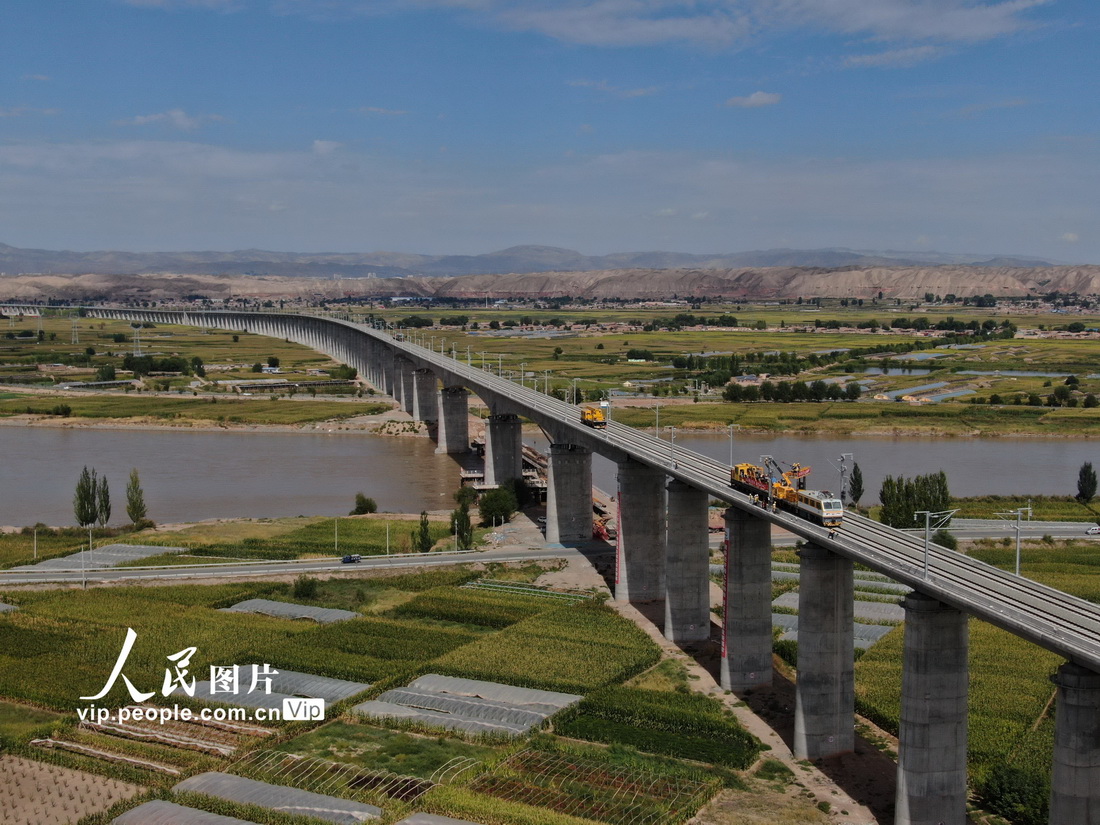 9月2日，甘肅省中鐵電氣化局建設者正在靖遠黃河特大橋架設中蘭客專首條接觸網導線。