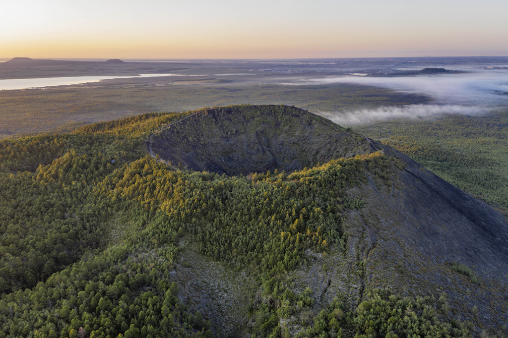 日出时分的五大连池世界地质公园老黑山（8月31日摄，无人机照片）。新华社记者 谢剑飞 摄
