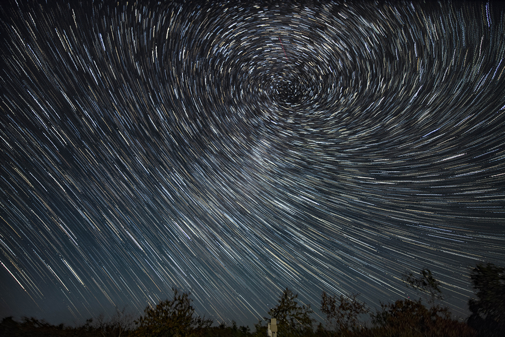 在五大连池世界地质公园温泊拍摄的星空（9月1日摄，合成照片）。新华社记者 谢剑飞 摄