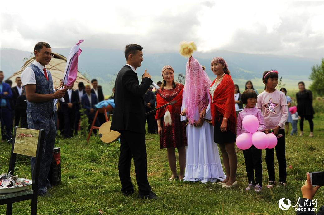 《哈薩克族的婚禮》 攝影：馬玉