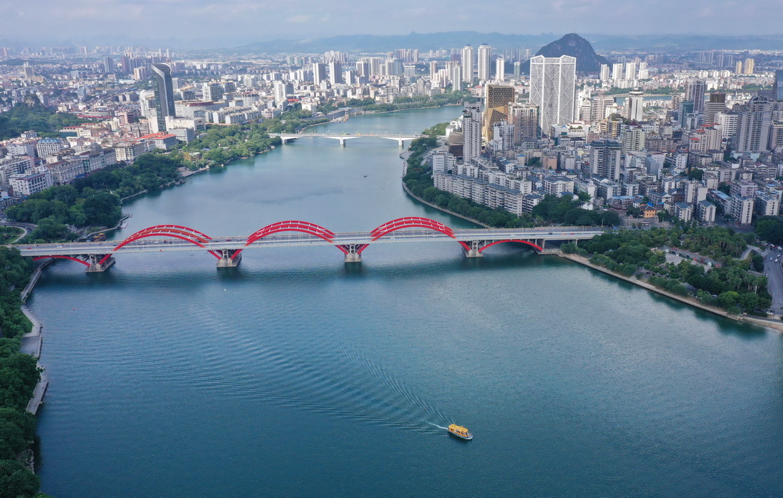 9月4日,在广西柳州,水上公交船在柳江上行进(无人机照片).