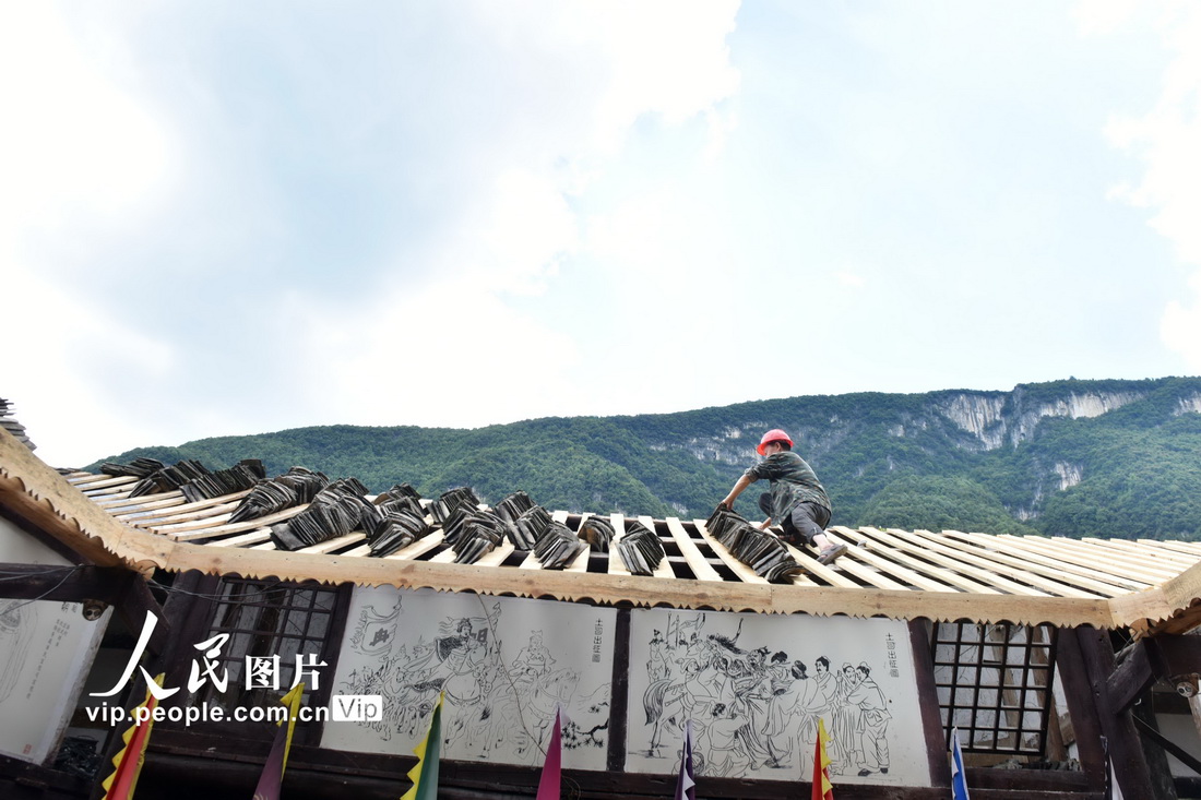 2021年9月4日，重慶市酉陽土家族苗族自治縣龔灘古鎮，施工人員在修繕文物古建筑三撫廟。