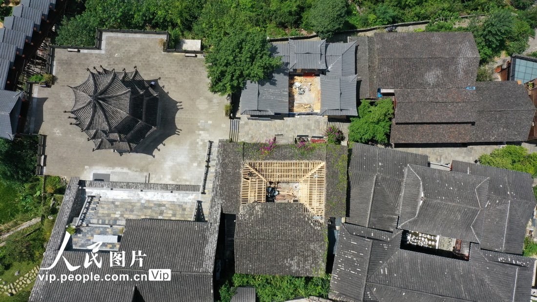 2021年9月4日，重慶市酉陽土家族苗族自治縣龔灘古鎮，施工人員在修繕文物古建筑三撫廟。