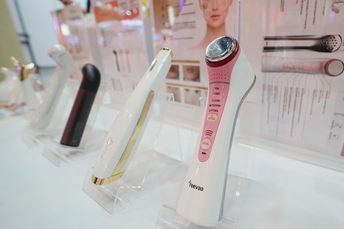 这是9月5日在服贸会国家会议中心国别展区韩国展台拍摄的美容仪。
