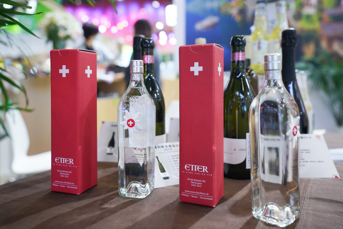 这是9月5日在服贸会国家会议中心国别展区瑞士展台拍摄的酒类产品。