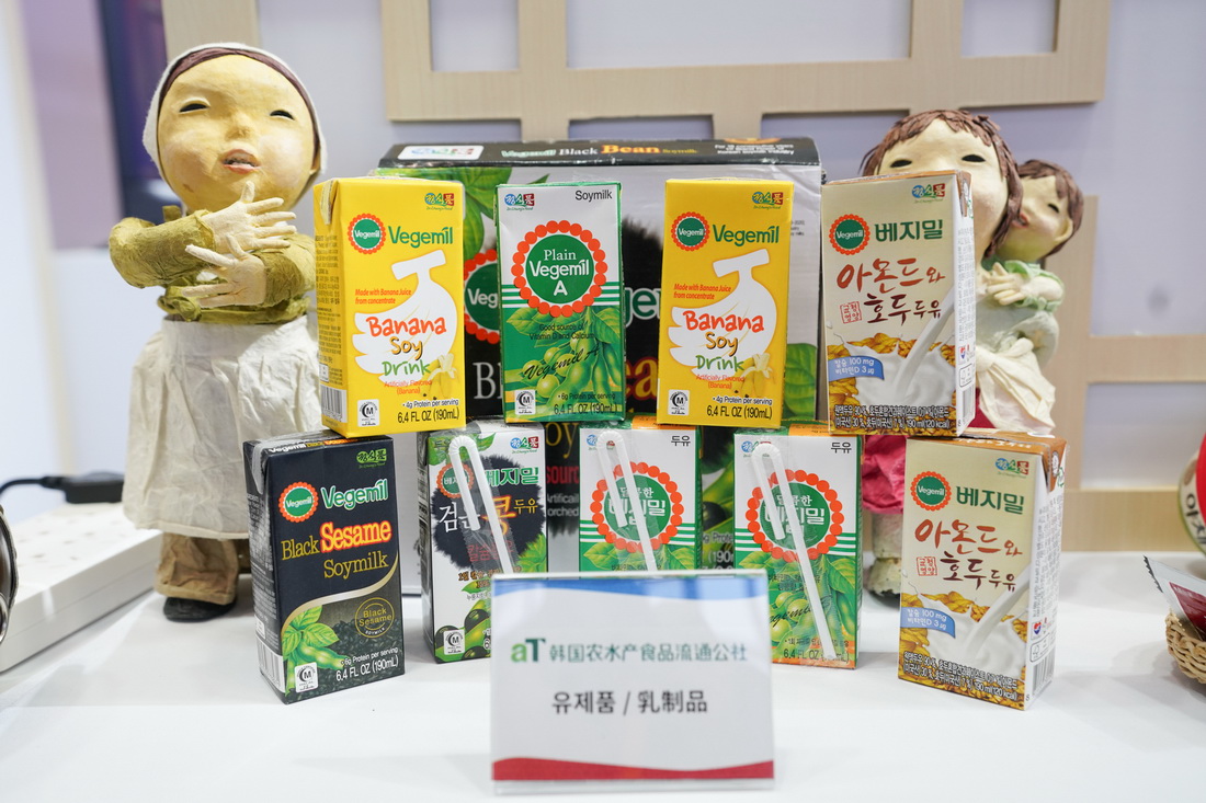 这是9月5日在服贸会国家会议中心国别展区韩国展台拍摄的乳制品。