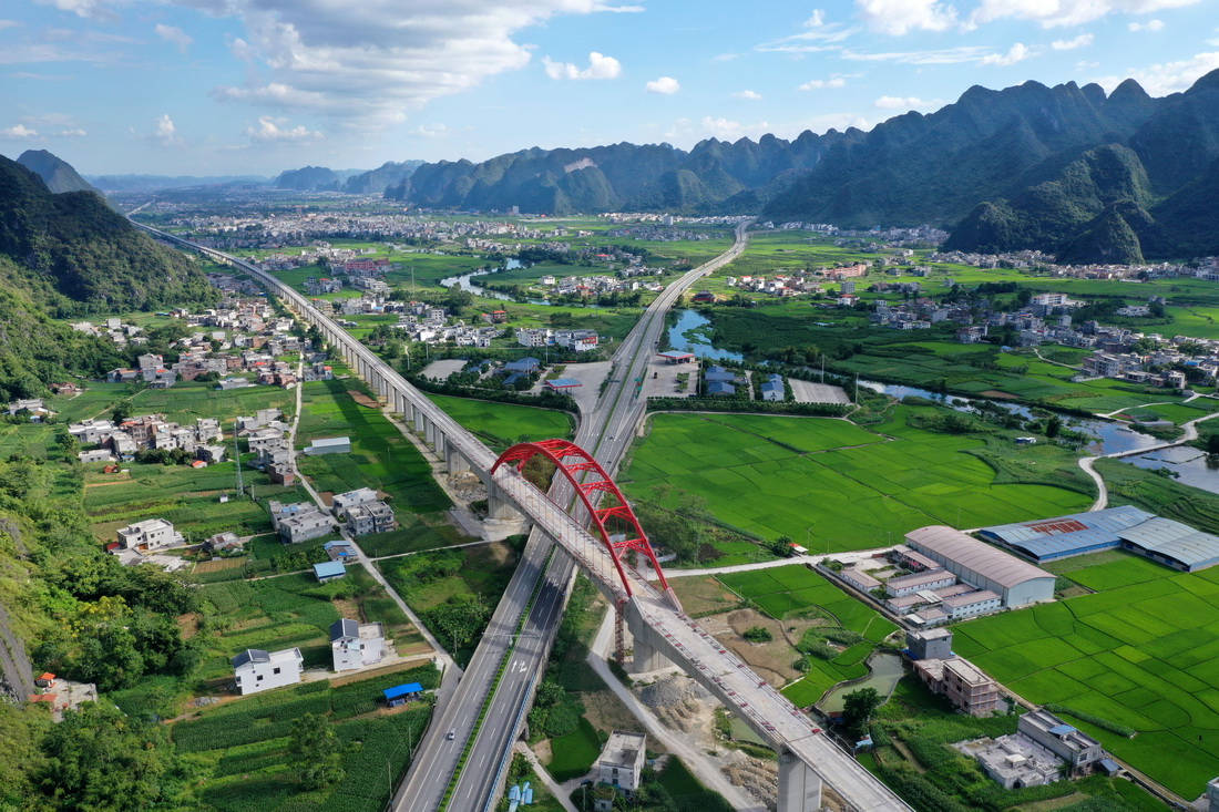 這是廣西都安瑤族自治縣高嶺鎮境內的蘭海（蘭州至海口）高速公路和正在建設的貴南（貴陽至南寧）高鐵（8月31日攝，無人機照片）。新華社記者 陸波岸 攝