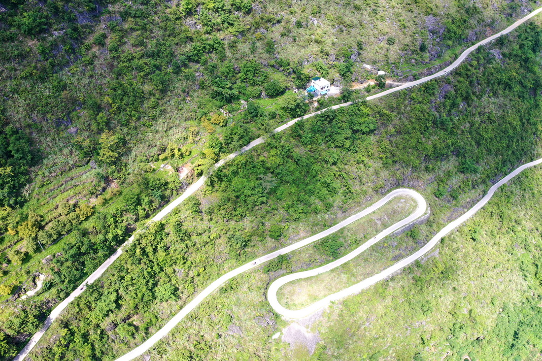 這是廣西都安瑤族自治縣菁盛鄉境內的盤山公路（9月1日攝，無人機照片）。新華社記者 周華 攝
