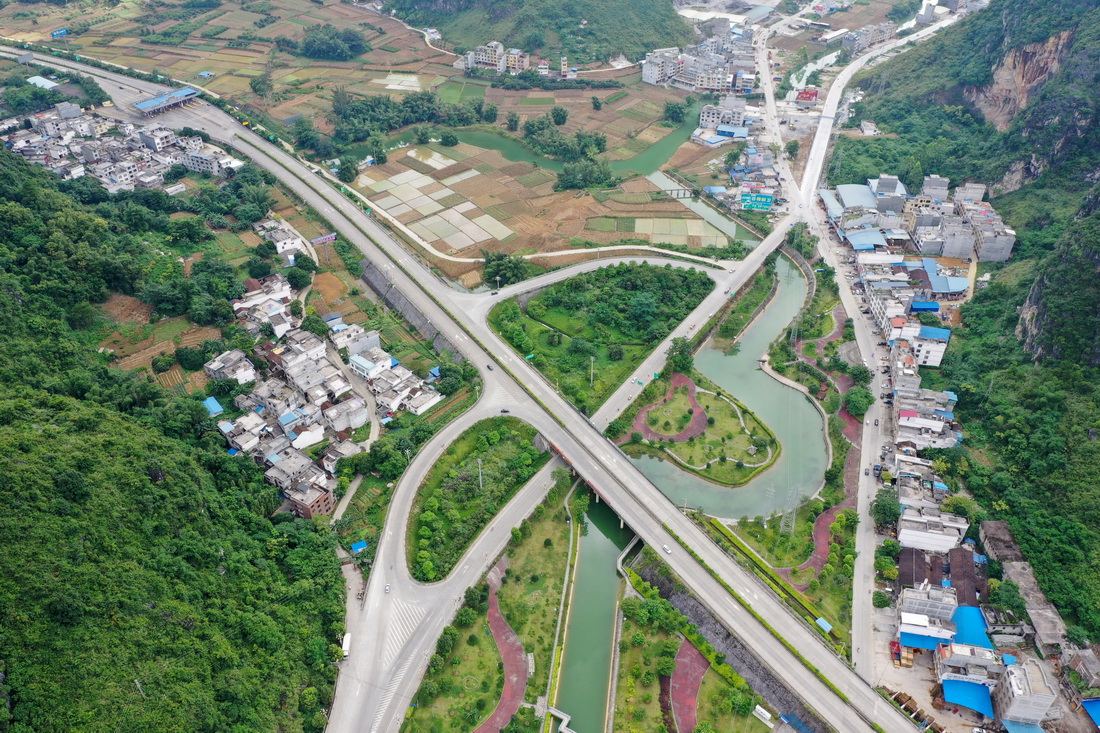 這是廣西都安瑤族自治縣安陽鎮境內連接蘭海（蘭州至海口）高速公路的道路（2019年7月23日攝，無人機照片）。新華社記者 陸波岸 攝