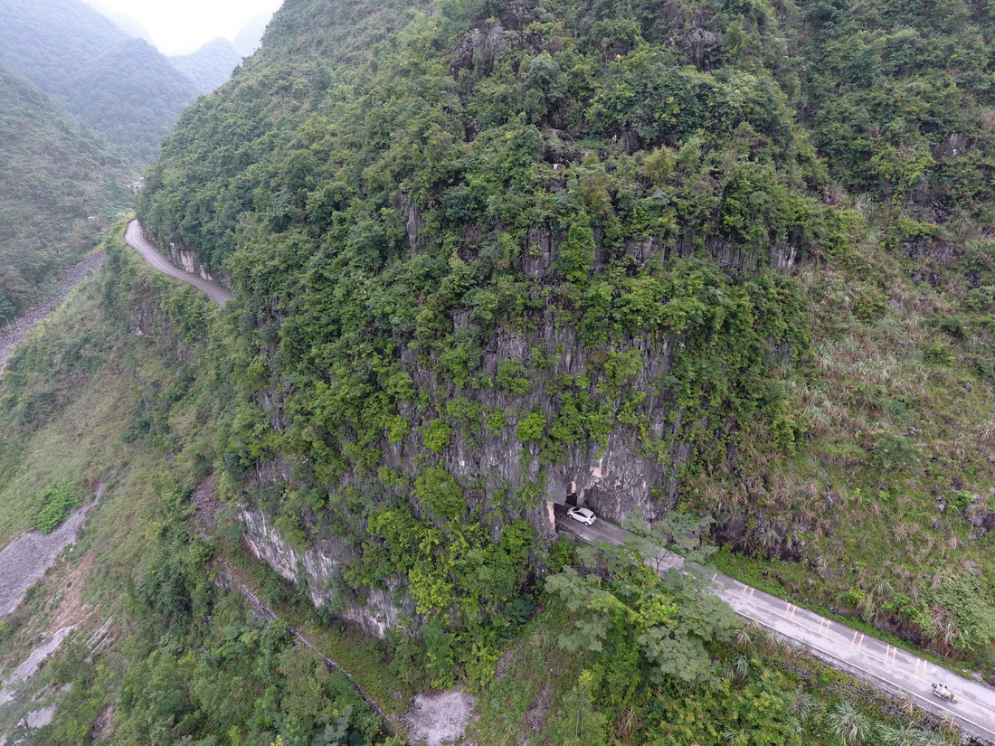 這是廣西都安瑤族自治縣澄江鎮境內的山區公路隧道（2017年8月2日攝，無人機照片）。新華社記者 陸波岸 攝