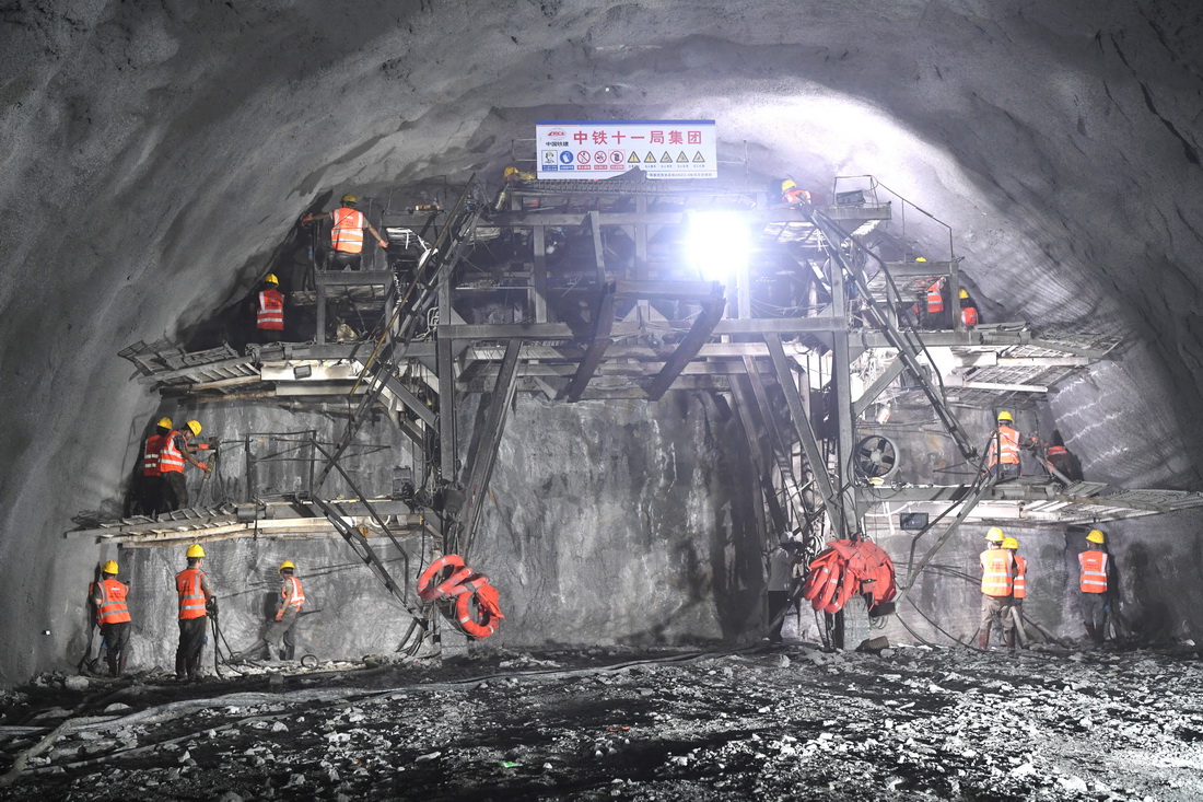 工人正在施工修建貴南（貴陽至南寧）高鐵廣西都安隧道（9月1日攝）。新華社記者 周華 攝