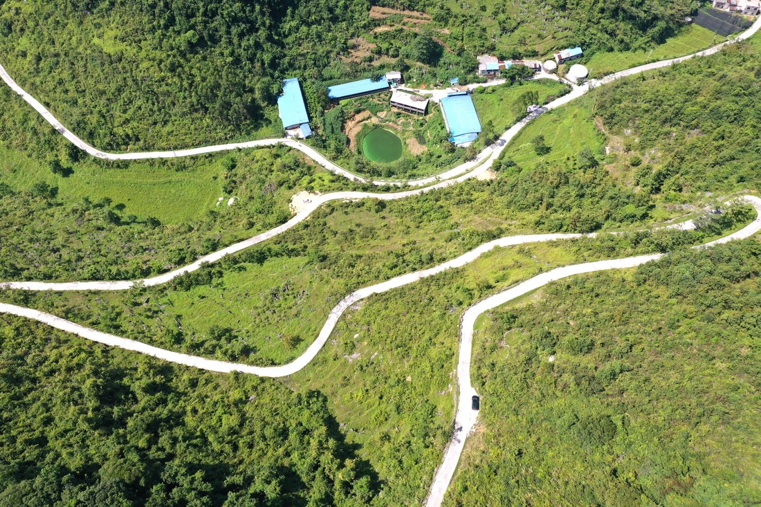 這是廣西都安瑤族自治縣大興鎮境內的山區公路（9月3日攝，無人機照片）。新華社記者 周華 攝