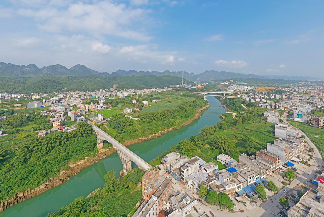 這是廣西都安瑤族自治縣境內紅水河上的橋梁（9月1日攝，無人機照片）。新華社記者 周華 攝
