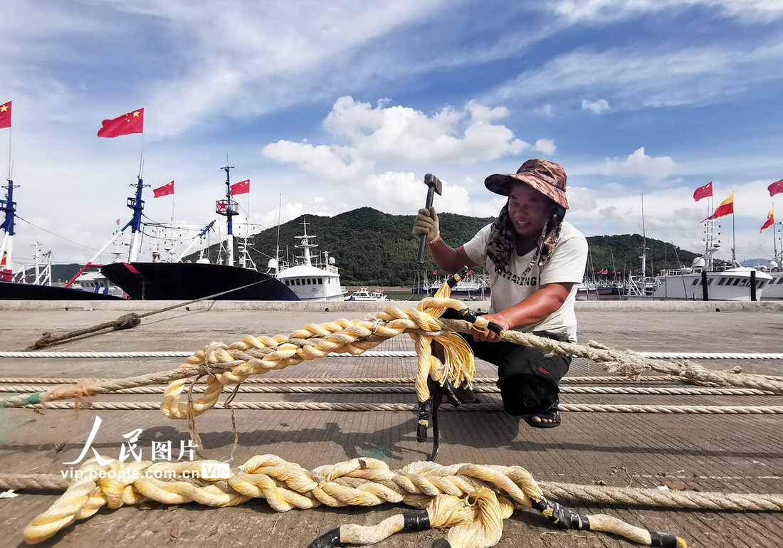 2021年9月5日，浙江省宁波市奉化区桐照村的渔民在岸上扎缆绳扣。