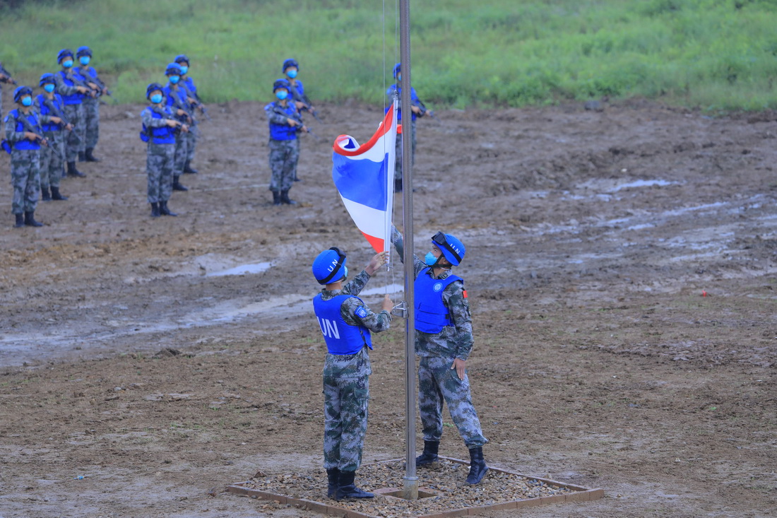 9月6日，在“共同命運-2021”國際維和實兵演習開始儀式上，升旗手升泰王國國旗。新華社記者 劉芳 攝