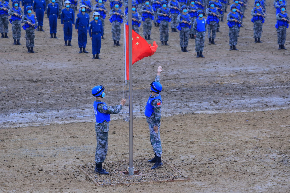 9月6日，在“共同命運-2021”國際維和實兵演習開始儀式上，升旗手升中國國旗。新華社記者 劉芳 攝