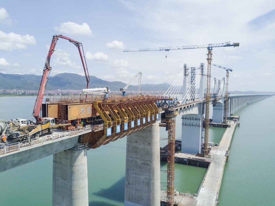 9月6日，大型机械在新建福厦铁路湄洲湾跨海大桥移动模架浇筑混凝土（无人机照片）。