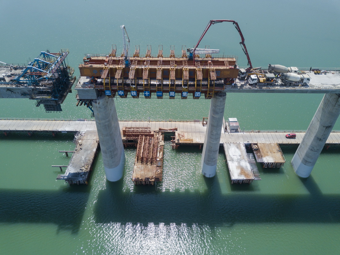 9月6日，大型機械在新建福廈鐵路湄洲灣跨海大橋移動模架澆筑混凝土（無人機照片）。