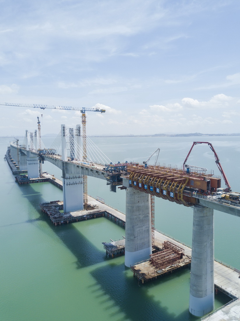 9月6日，大型機械在新建福廈鐵路湄洲灣跨海大橋移動模架澆筑混凝土（無人機照片）。