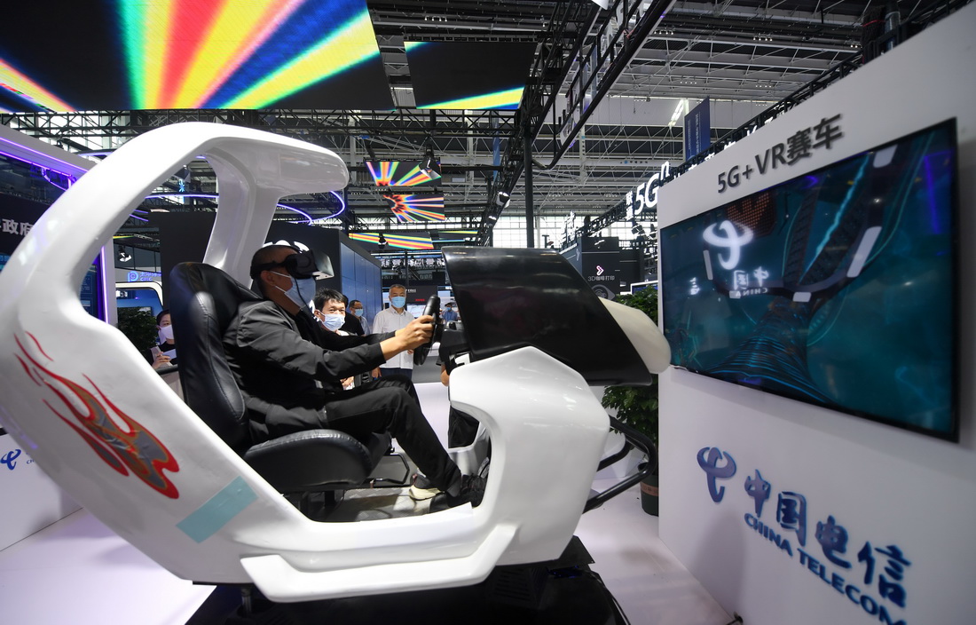 9月6日，參觀者在體驗5G+VR賽車。新華社記者 王曉 攝